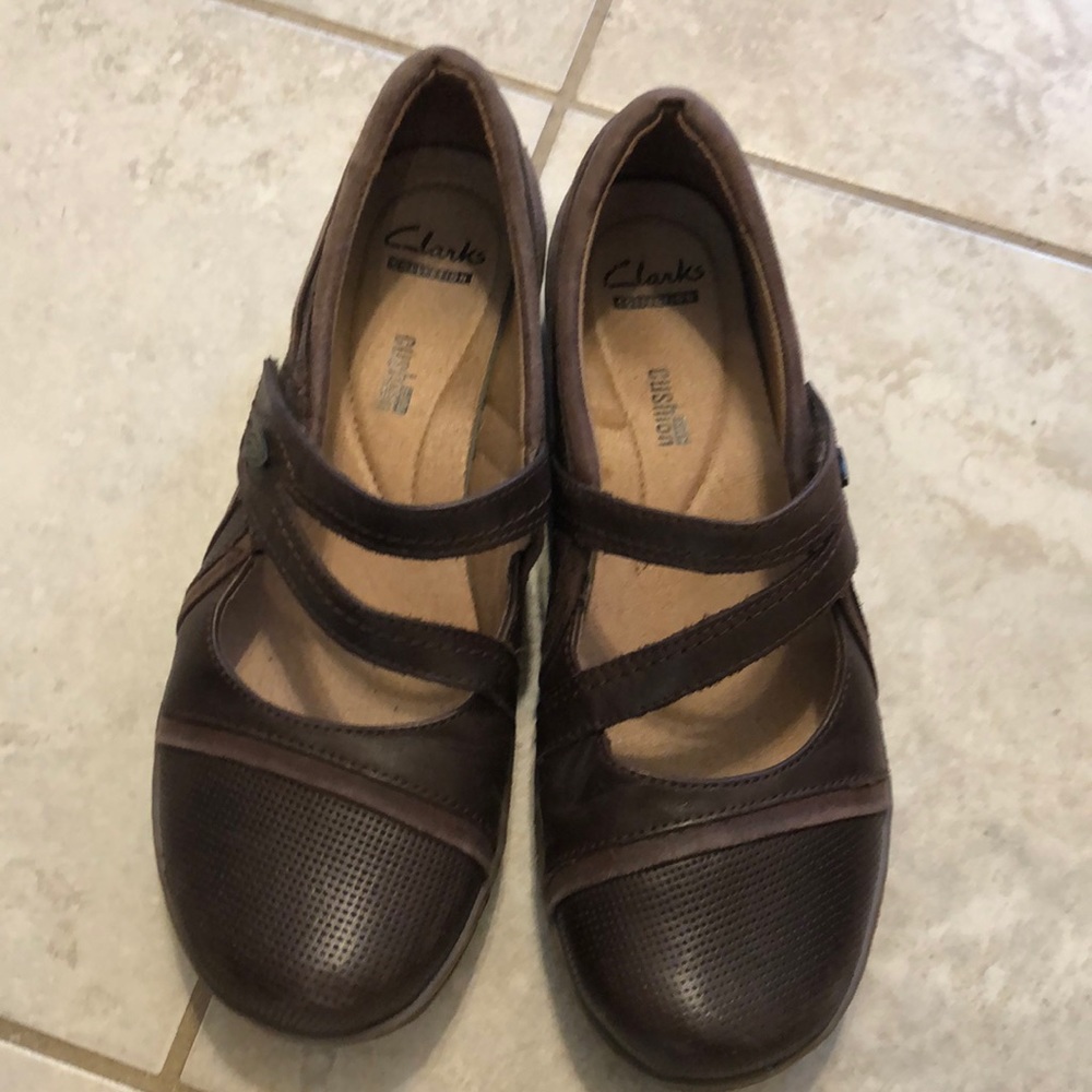 EUC Clarks women’s brown flat shoes size 9